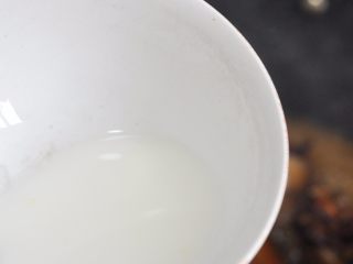 酱香鸡肉饭,最后用水淀粉勾芡一下，让汤汁浓稠。
