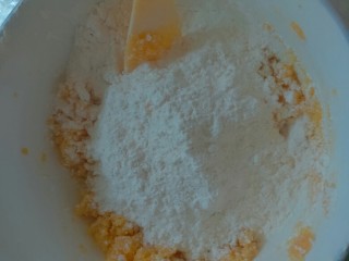 奶黄包，,在加入吉士粉拌勻，