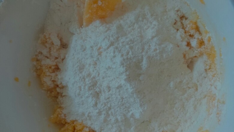 奶黄包，,在加入吉士粉拌勻，