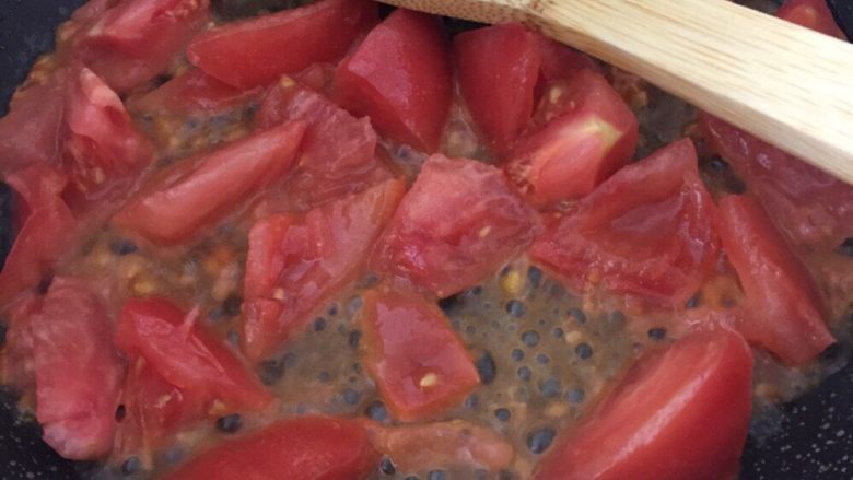 山药西红柿,热锅凉油下西红柿翻炒煸汁、依次放入盐酱油料酒调味