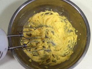 葡萄干奶酥,每次都要等蛋黄和黄油完全混合均匀再加入下一次蛋黄液的量。