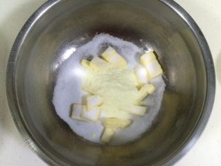 葡萄干奶酥,黄油软化后，加入细砂糖和全脂奶粉。