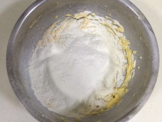 葡萄干奶酥,筛入低筋面粉。