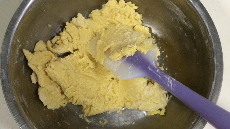 葡萄干奶酥,用刮刀翻拌均匀，无干粉状态即可。