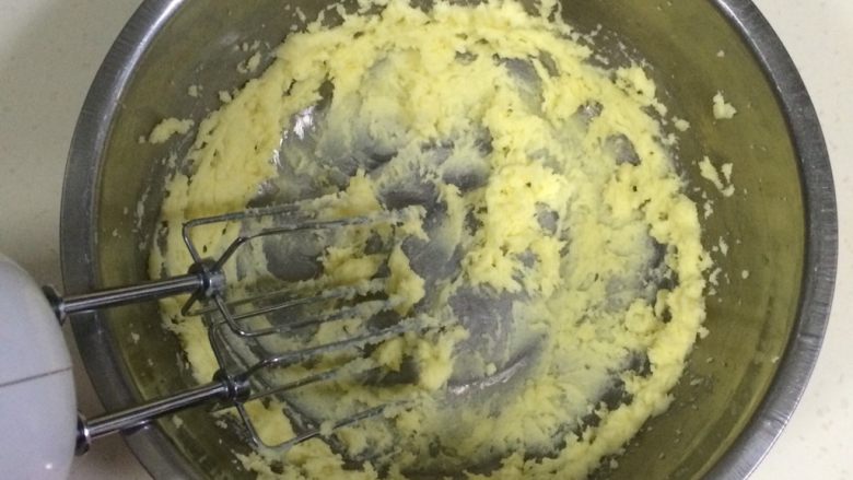 葡萄干奶酥,用打蛋器打发黄油，直到体积膨松，颜色略变浅。