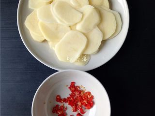 咖喱土豆盖饭,土豆切片，小米辣切丁；
