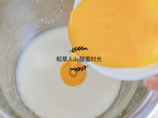 蜜豆戚风杯子蛋糕,将蛋黄液加入牛奶混合液中。