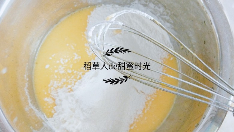 蜜豆戚风杯子蛋糕,取一半面粉筛入蛋黄液。