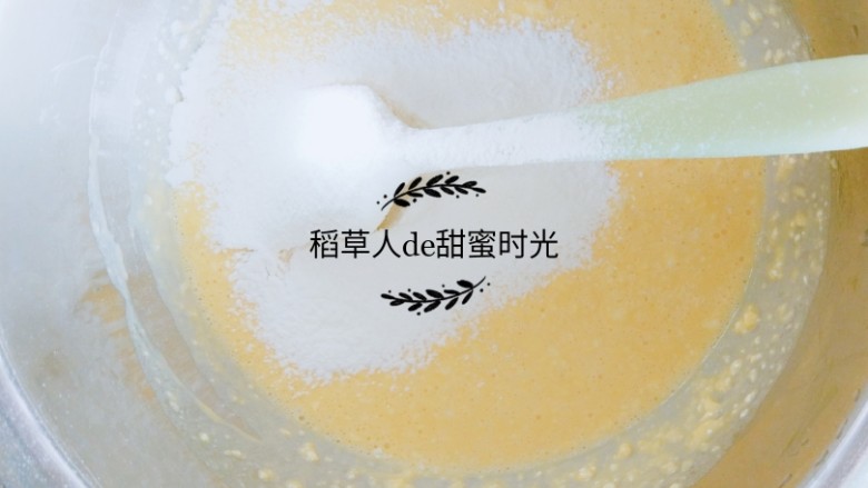 蜜豆戚风杯子蛋糕,将剩余面粉筛入蛋黄液，搅拌均匀。