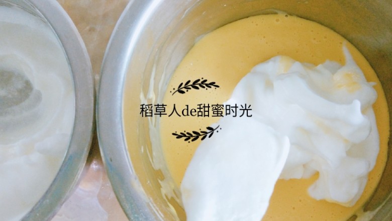 蜜豆戚风杯子蛋糕,取三分之一蛋白至蛋黄液，J字搅拌。