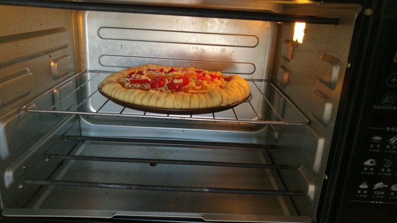 圣女果披萨,放入预热好的烤箱，175度。20分钟即可