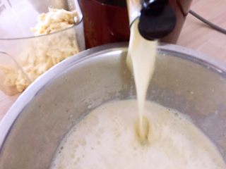 自制白豆干,（黄豆与水的比例是1:3）黄豆洗净浸泡8小时（冬天12个小时）磨豆浆，我用的是惠人原汁机，磨好的豆浆在过滤一下，豆干会更加的细腻