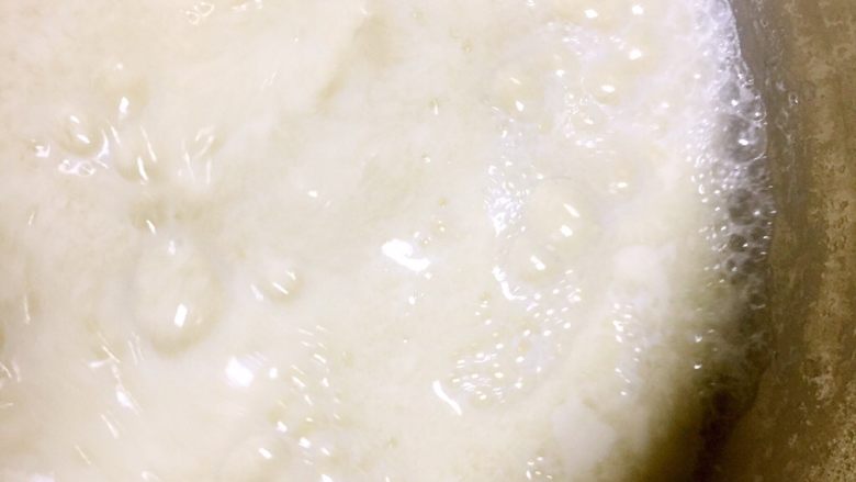 自制白豆干,20分钟后豆浆已凝固用手抽把凝固的豆浆打散形成小颗粒状