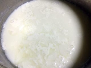 自制白豆干,豆浆出现这样絮状就停止点卤和搅拌（我是把盐卤全部点了进去）点好卤的豆浆静止20分钟