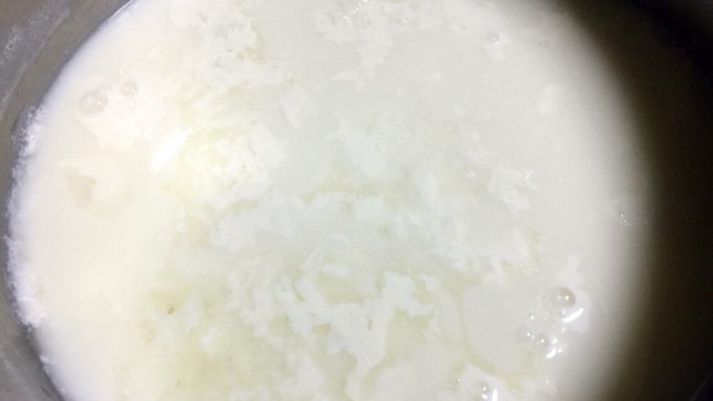 自制白豆干,豆浆出现这样絮状就停止点卤和搅拌（我是把盐卤全部点了进去）点好卤的豆浆静止20分钟