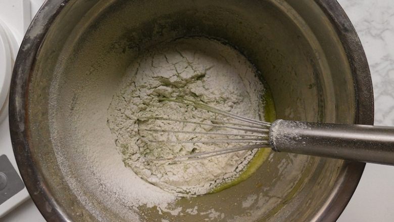 抹茶玛德琳蛋糕,在将低粉、抹茶粉和泡打粉过筛到盆子里