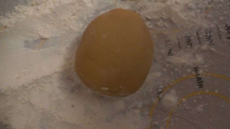莲蓉肉松月饼,然后包好它之后 将面团稍微搓圆，在放在生面粉上滚一圈，然后在拍掉多余的面粉（这样做是为了防沾）