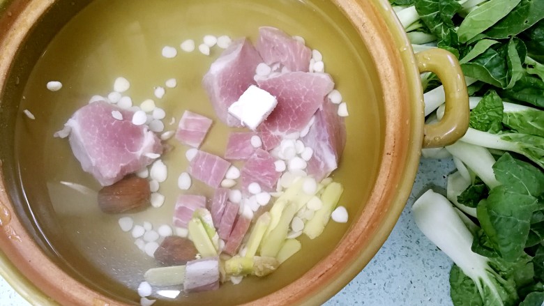 奶白菜瘦肉杏仁汤,倒入8碗清水。