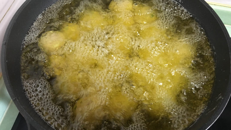 糯米肉丸子,锅中倒入适量油（最少也要高过丸子），油温烧热后放入丸子。