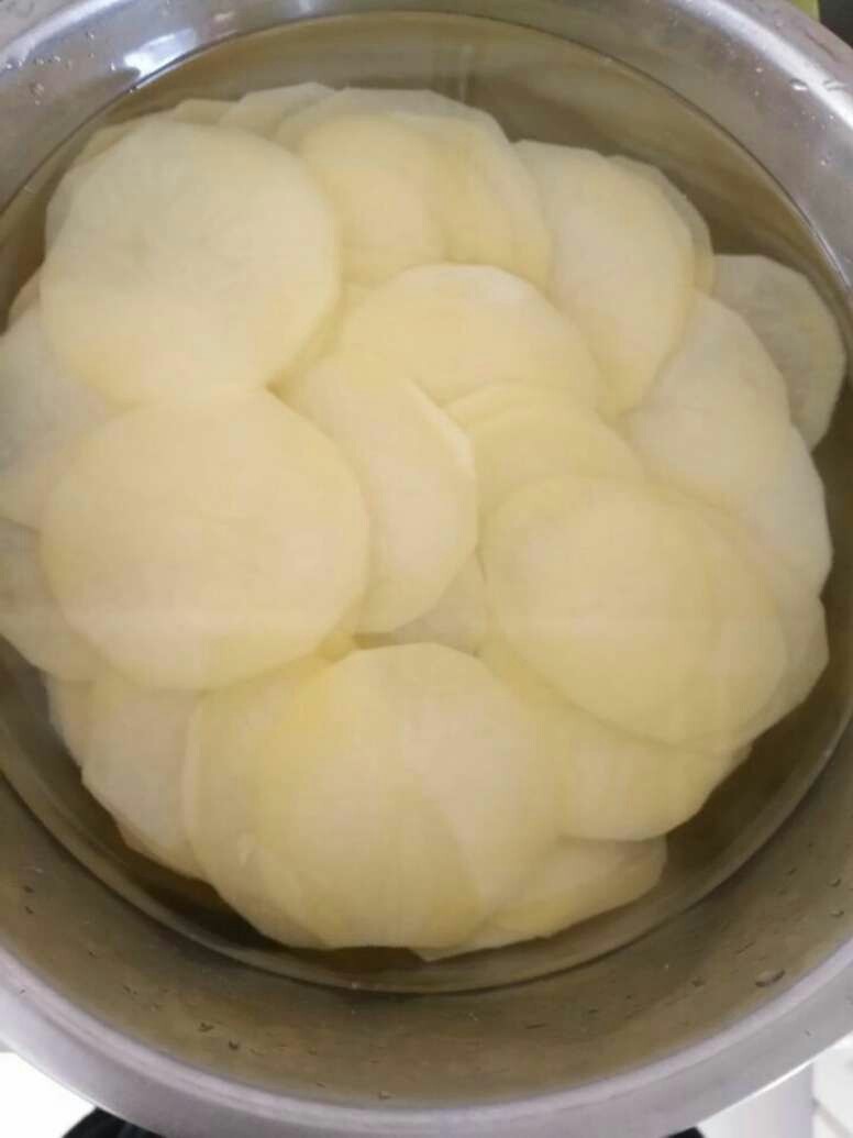 薯片～家庭版,去好淀粉的土豆片，放进冰箱冷藏一小时后取出，除去多余水分进行炸制
