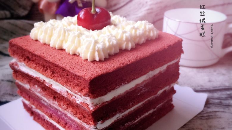 红丝绒蛋糕,切成四块相同蛋糕片，淡奶油打发到裱花状，然后装饰蛋糕，美味的红丝绒蛋糕就完成啦