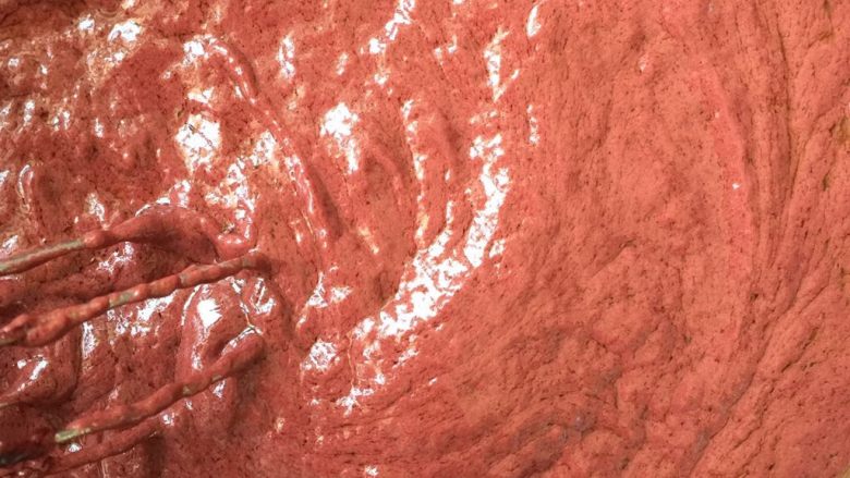 红丝绒蛋糕,把过筛好的红曲可可低粉倒入乳化的水油里搅拌均匀，细滑无颗粒无干粉