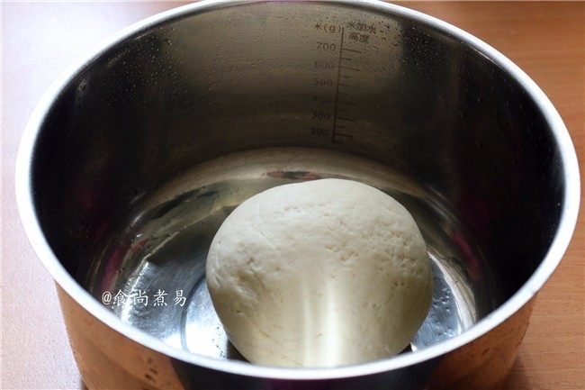 绵密香甜的流沙包,遮上保鲜膜，在常温下发酵45分钟左右