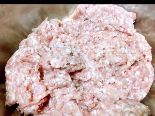 自制午餐肉,猪肉与葱搅打成肉泥