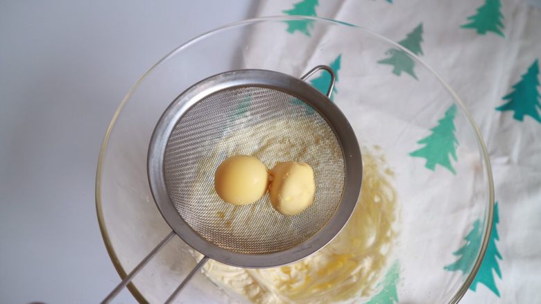 海苔玛格丽特（宝宝版）,煮两个水煮蛋，取蛋黄