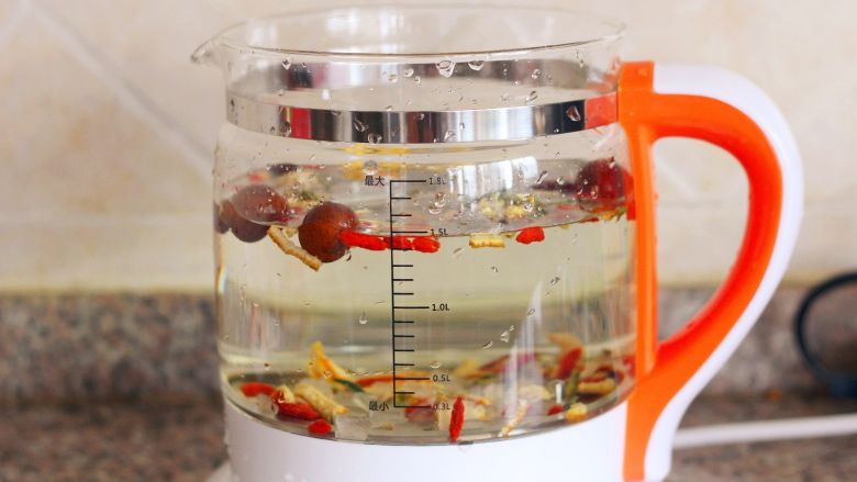 龙井八宝茶,养生壶里加入1.5L纯净水，放入所有材料。