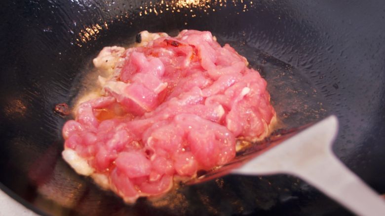 京酱肉丝,热锅凉油，倒入腌制好的肉丝。翻炒至肉丝变色。