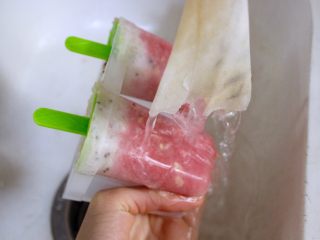 健康西瓜冰棍,拿出来的时候用热水冲一下