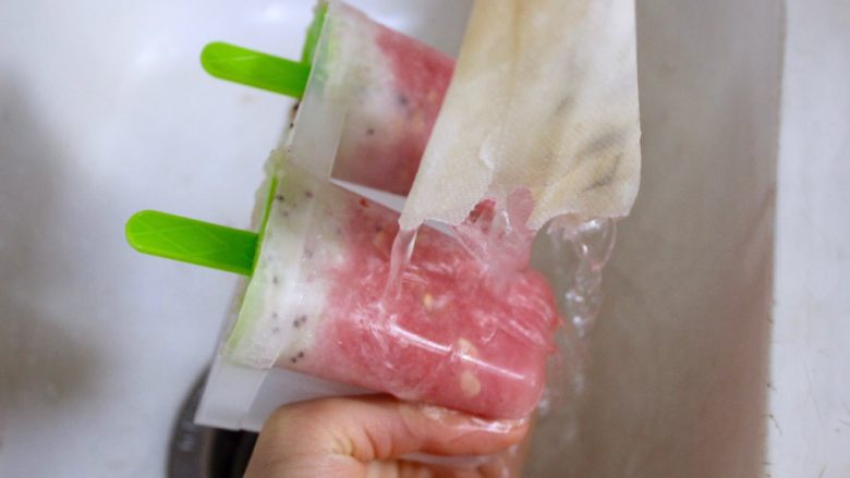 健康西瓜冰棍,拿出来的时候用热水冲一下