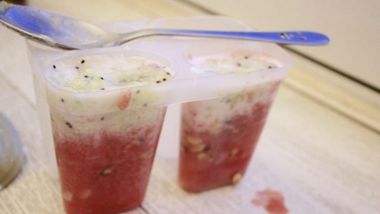 健康西瓜冰棍,把奇异果和椰子牛奶加到摸里