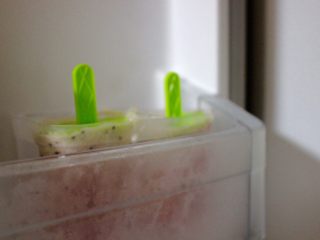 健康西瓜冰棍,放到冷凍箱里，至少兩個小時