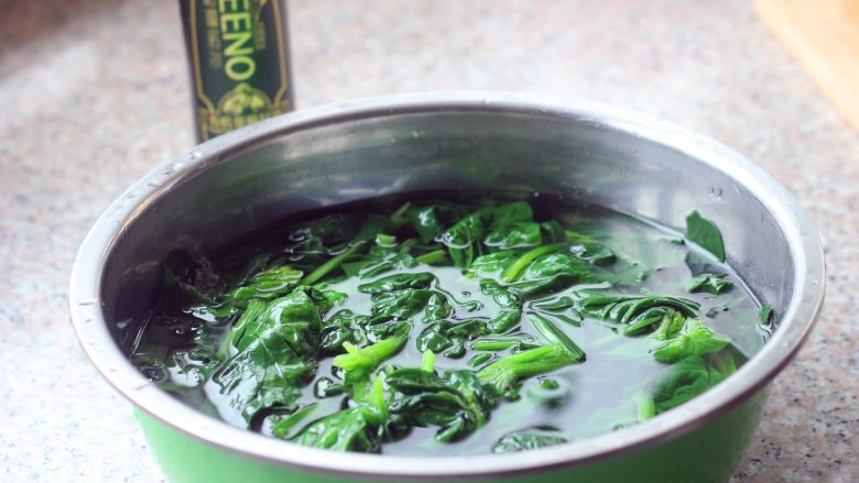 凉拌菠菜塔,.把焯好的菠菜捞到冷水里。