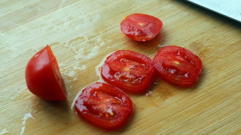 凉拌菠菜塔,切几片番茄装饰一下。