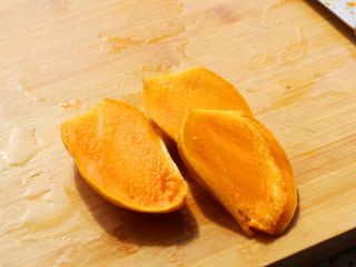 芒果双味儿思慕雪,芒果去皮和核，放冰箱冷冻2小时。