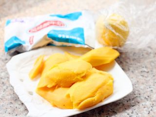 芒果双味儿思慕雪,取出冷冻好的芒果。