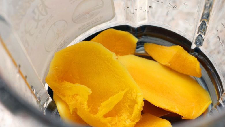 芒果双味儿思慕雪,将冻芒果放入破壁机。