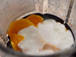 芒果双味儿思慕雪,倒入冷藏好的酸奶。