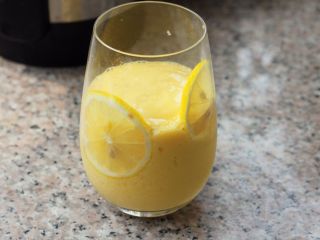 芒果双味儿思慕雪,芒果酸奶倒三分之二到杯子里。