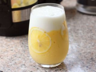 芒果双味儿思慕雪,另外三分之一倒上原味的酸奶。