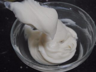 多重口味豆沙裱花蛋糕,白豆沙加入牛奶拌匀至顺滑并可以造型的状态，如图