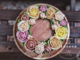 多重口味豆沙裱花蛋糕,全部裱好后装饰在蛋糕胚上，注意颜色搭配，用抹茶豆沙挤出叶子装饰