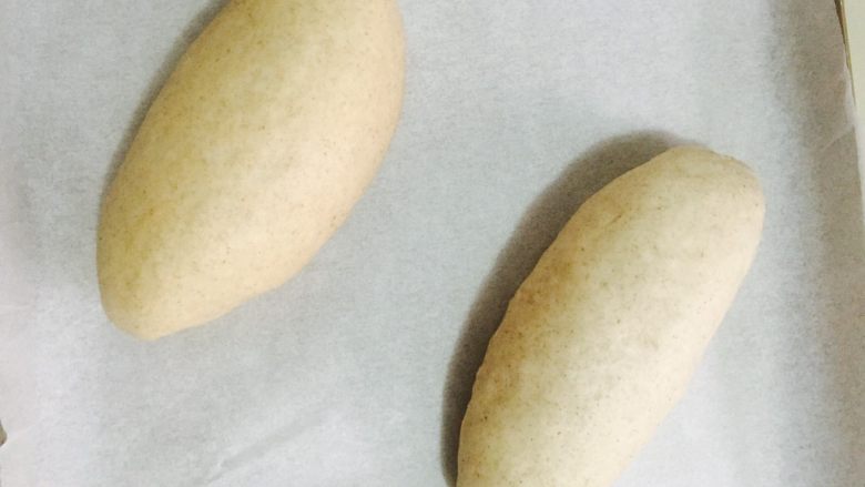 香喷喷的全麦培根面包,提起两边的面片将培根面团包住  收口捏紧