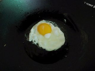 时蔬冷面,锅内放入少许油，打个鸡蛋，煎荷包蛋