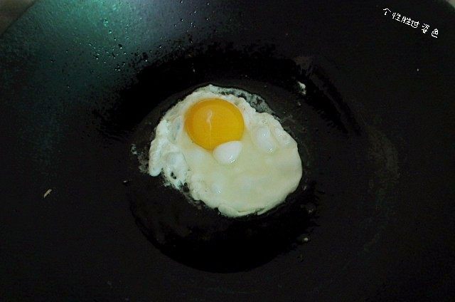 时蔬冷面,锅内放入少许油，打个鸡蛋，煎荷包蛋