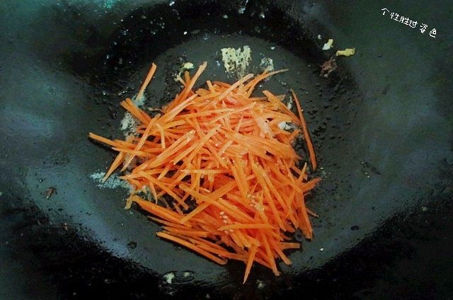 时蔬冷面,锅内放入少许油，加盐和鸡精煸炒一下胡萝卜。胡萝卜过油才可以把维生素胡萝卜素释放出来