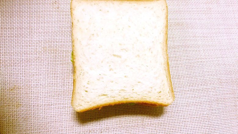 芝士吐司三明治,上面盖层切片面包。